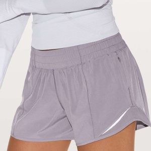 Lululemon Hotty Hot Short II 4" (size 2)